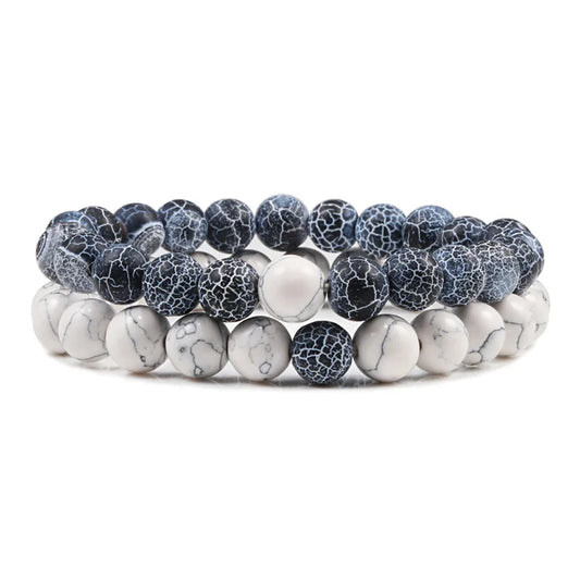 Duo de bracelets Contrasté en pierre naturelle noire et blanche veinée, symbole d’intensité et de luminosité.