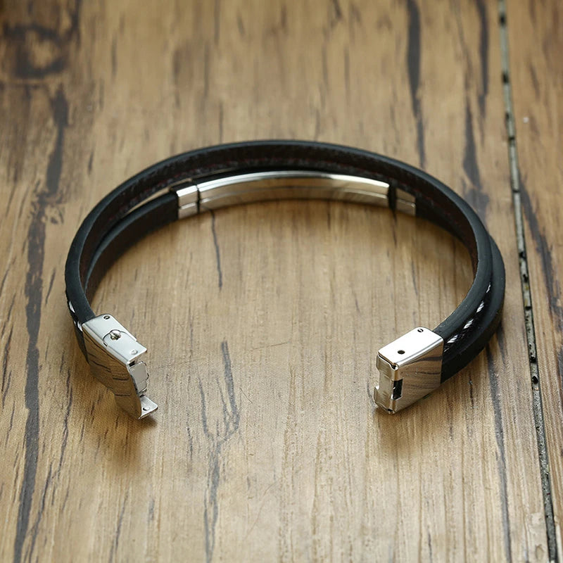 Bracelet homme Chronos en cuir noir et acier inoxydable, vu ouvert pour mettre en valeur son design structuré.