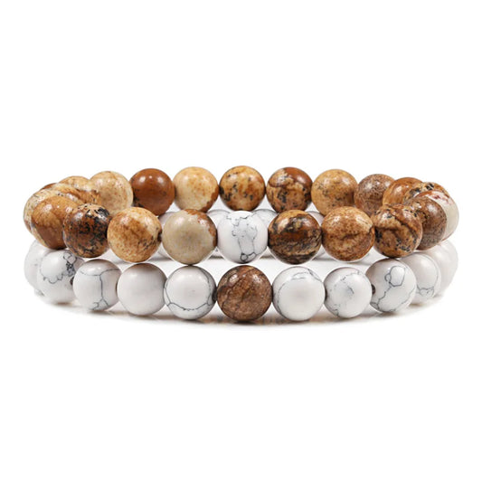 Duo de bracelets Terre en pierre naturelle marron et blanche, symbole de douceur et de stabilité.