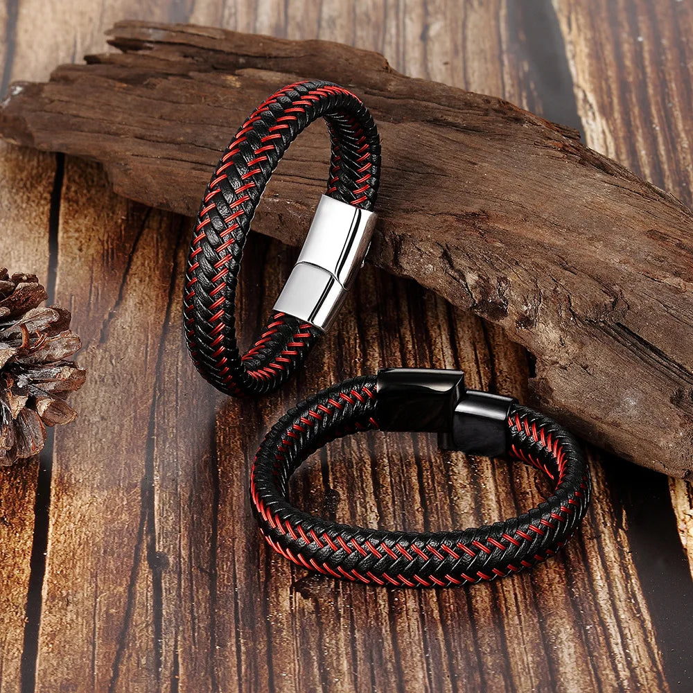 Bracelet Léonidas en cuir noir tressé, avec fermoir noir et argenté, combinant force et sophistication.
