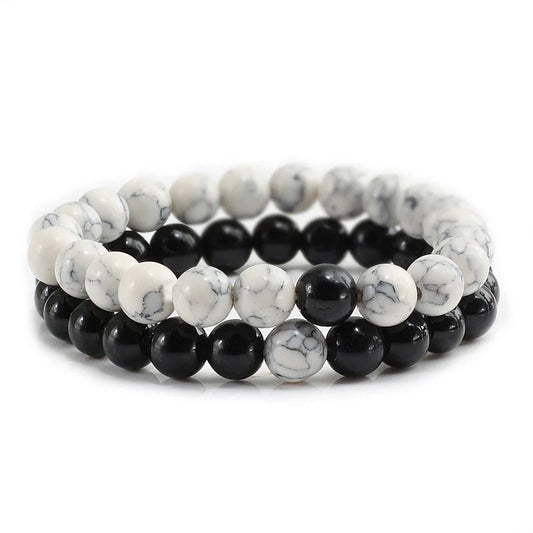 Duo de bracelets Chic en pierre naturelle blanche et noire, symbole d’élégance et d’équilibre.