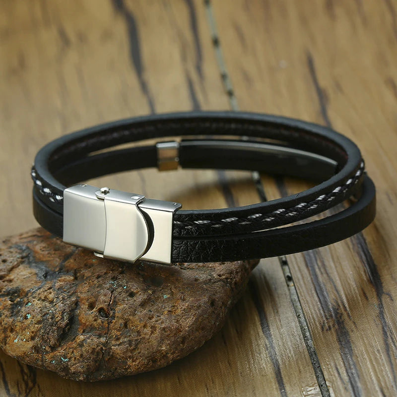 Zoom sur le fermoir du bracelet Chronos en acier inoxydable, révélant son design élégant et pratique.