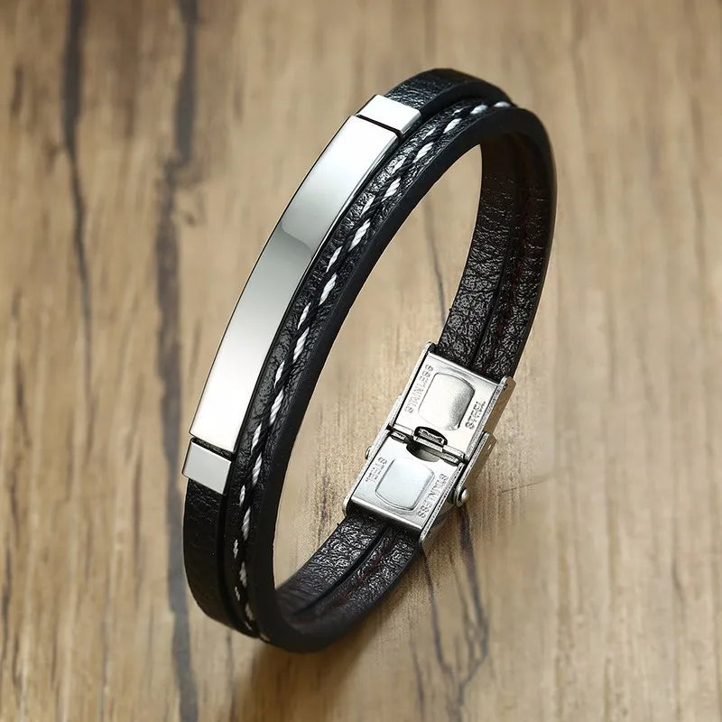 Bracelet homme Chronos en cuir noir avec plaque en acier inoxydable argenté, bijou sobre et sophistiqué.