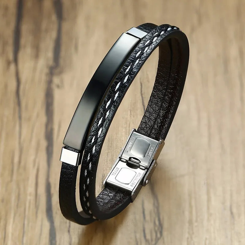 Bracelet Chronos en cuir noir et plaque en acier inoxydable noir, bijou moderne et intemporel.