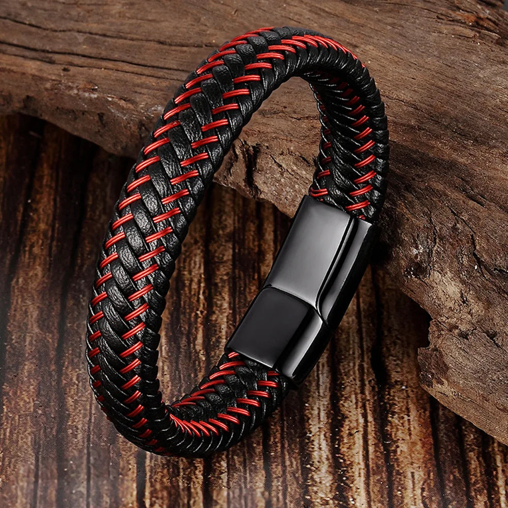 Bracelet Léonidas en cuir noir avec fermoir en acier inoxydable noir, bijou masculin au design moderne et puissant.