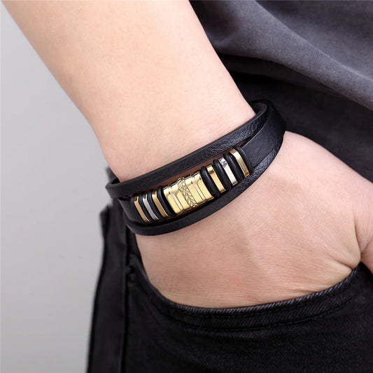 Bracelet homme Kyros en cuir noir avec plaque en acier inoxydable doré, porté pour un style élégant et structuré.