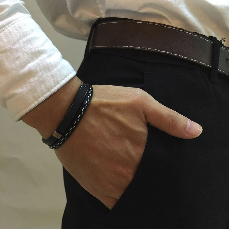 Bracelet Chronos en cuir noir et plaque en acier inoxydable noir, accessoire masculin audacieux et contemporain.