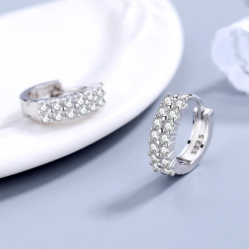 Boucles d’oreilles Amphissa argentées, détails scintillants avec brillants délicats, bijou élégant et lumineux.