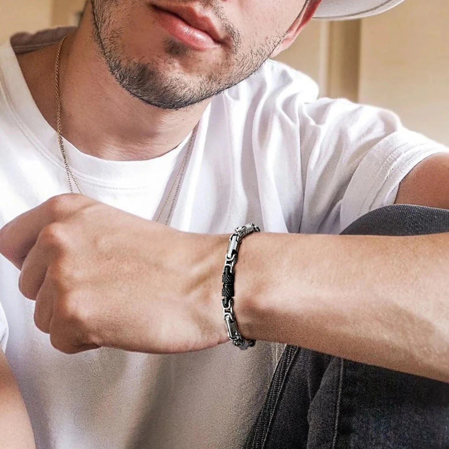 Bracelet homme Xanthos argenté en acier inoxydable, avec maille audacieuse et distinctive, porté pour un style puissant et raffiné.