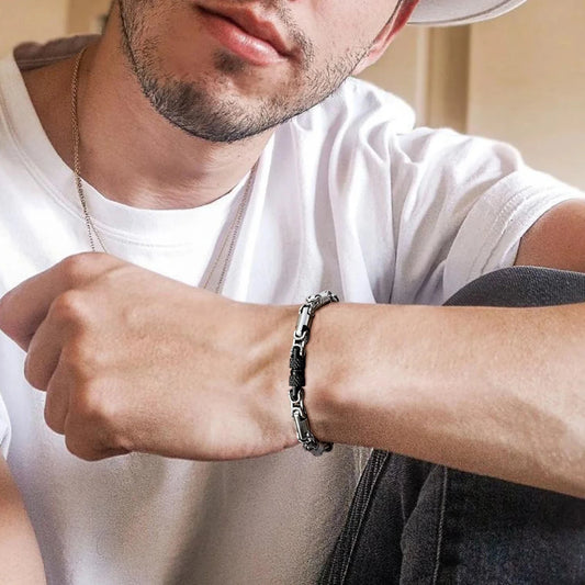 Bracelet homme Xanthos argenté en acier inoxydable, avec maille audacieuse et distinctive, porté pour un style puissant et raffiné.