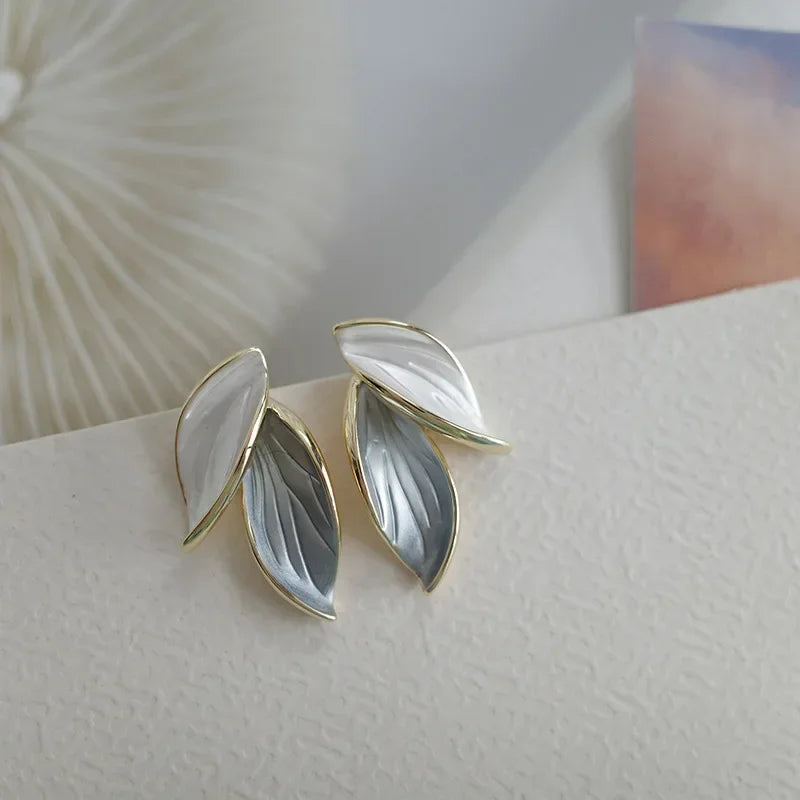 Boucles d’oreilles Thalassa en acier inoxydable argenté, silhouette inspirée de la nature, éclat lumineux et poétique.