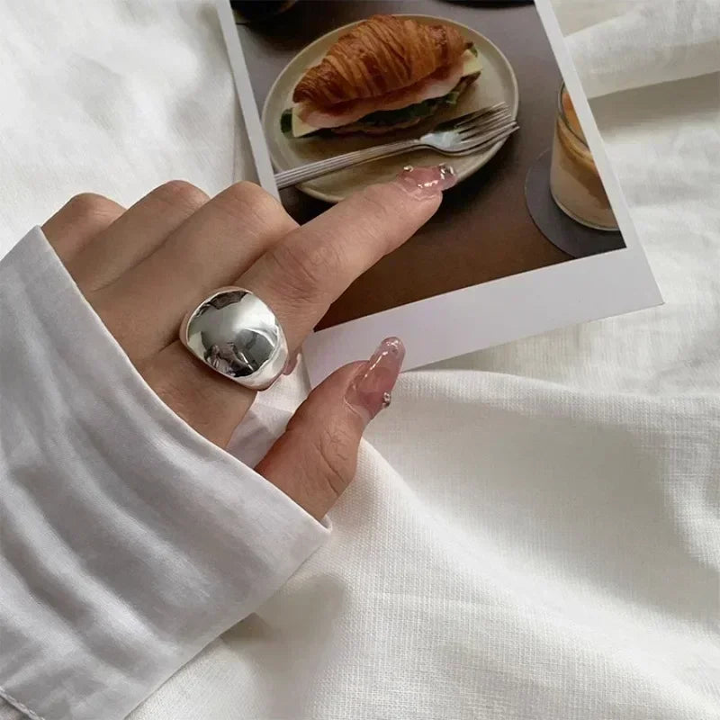 Bague Amphitrite argentée, accessoire affirmé et moderne, idéal pour un look chic et intemporel.