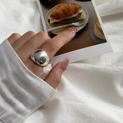 Bague Amphitrite argentée, accessoire affirmé et moderne, idéal pour un look chic et intemporel.