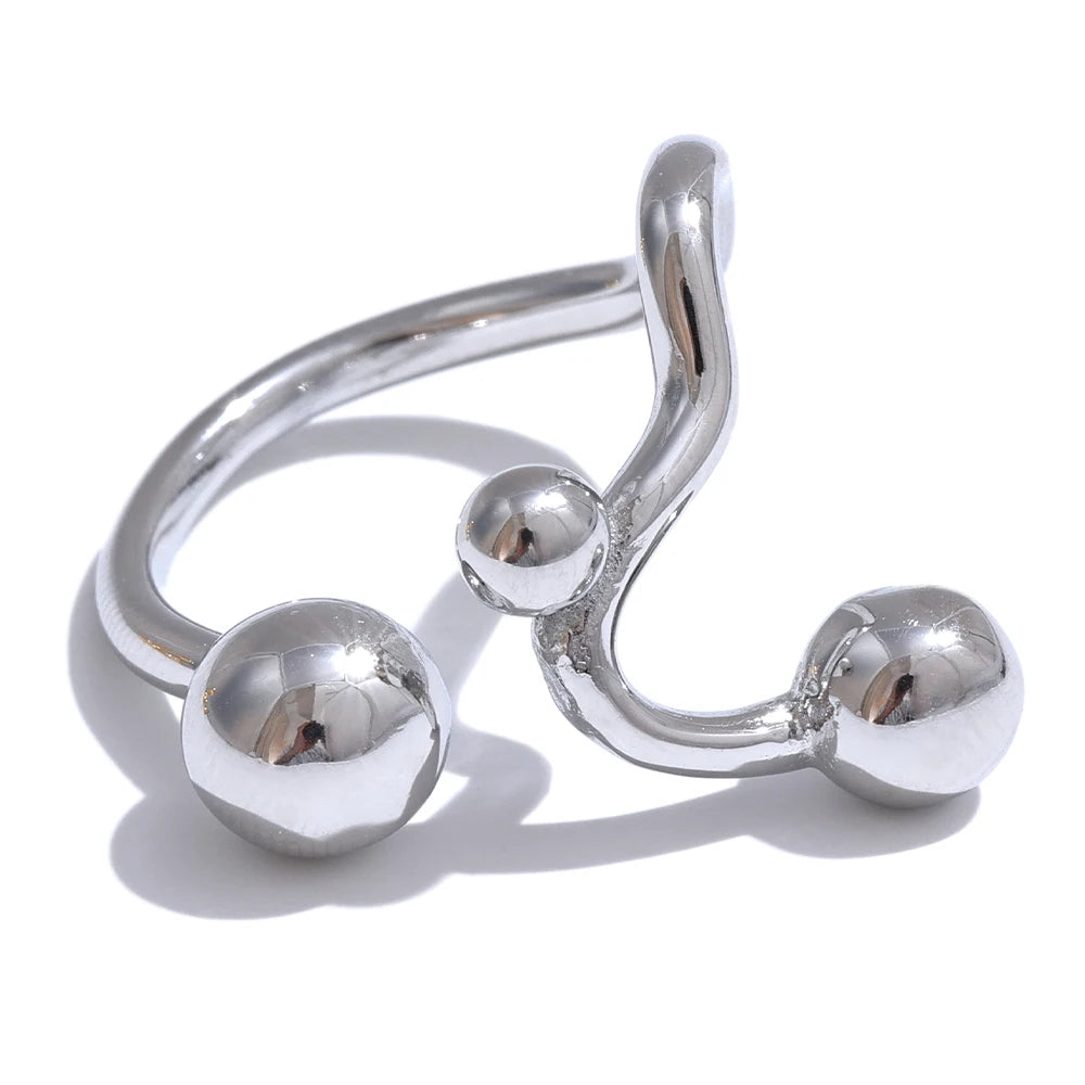 Bague Séléné argentée, bijou sophistiqué et lumineux, idéal pour une touche discrète d’élégance.
