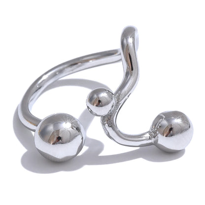 Bague Séléné argentée, bijou sophistiqué et lumineux, idéal pour une touche discrète d’élégance.