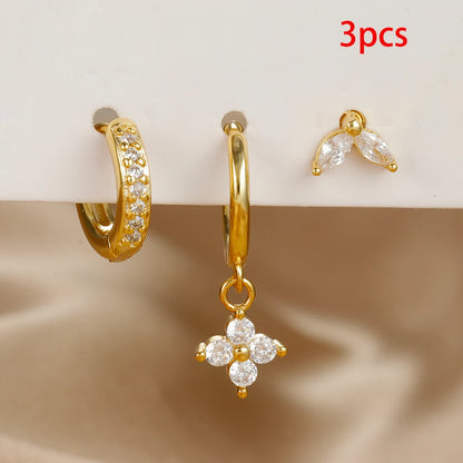Paire de boucles d’oreilles Cléophée dorées, ornées de strass blancs, parfaites pour une touche lumineuse.