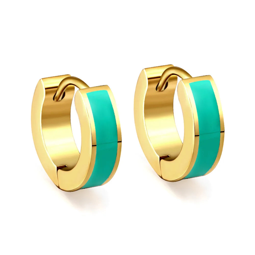 Boucles d’oreilles Callisto dorées avec un insert vert élégant, parfaites pour un look tendance et contemporain.