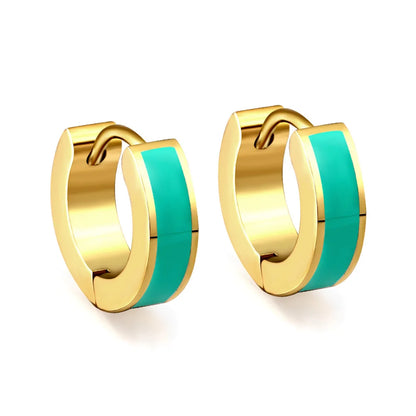 Boucles d’oreilles Callisto dorées avec un insert vert élégant, parfaites pour un look tendance et contemporain.
