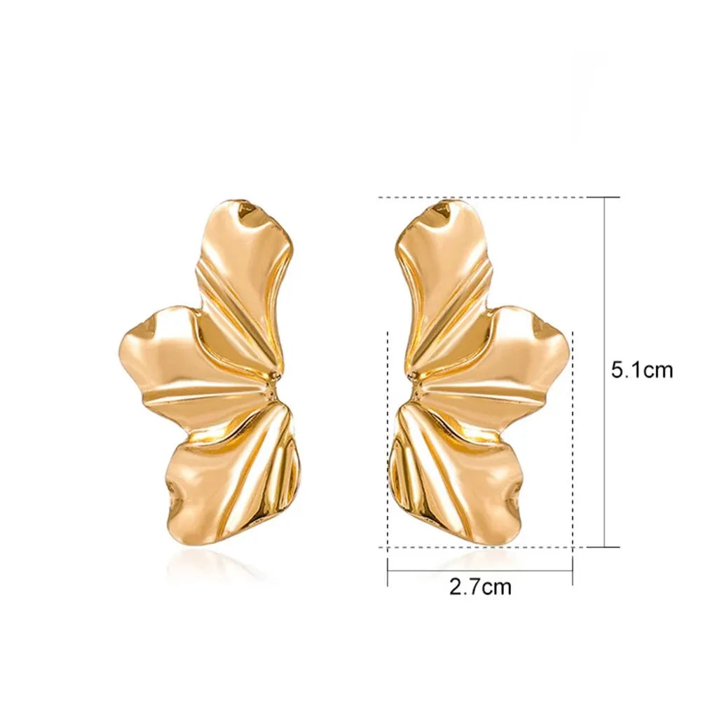 Boucles d’oreilles Calissa dorées, détails raffinés en acier inoxydable, bijou tendance au design floral moderne.