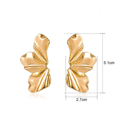 Boucles d’oreilles Calissa dorées, détails raffinés en acier inoxydable, bijou tendance au design floral moderne.