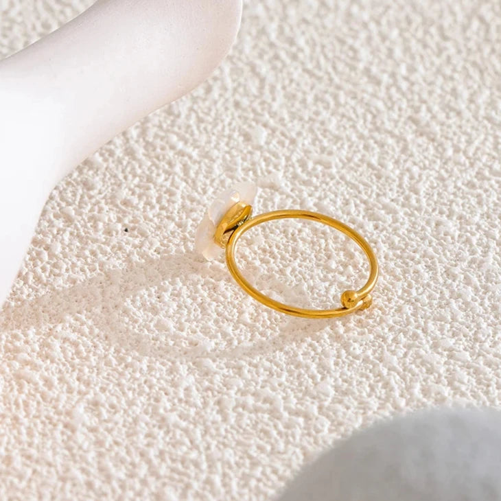 Bague Eurynome dorée, accessoire chic et raffiné, parfait pour une touche de douceur et d’éclat.