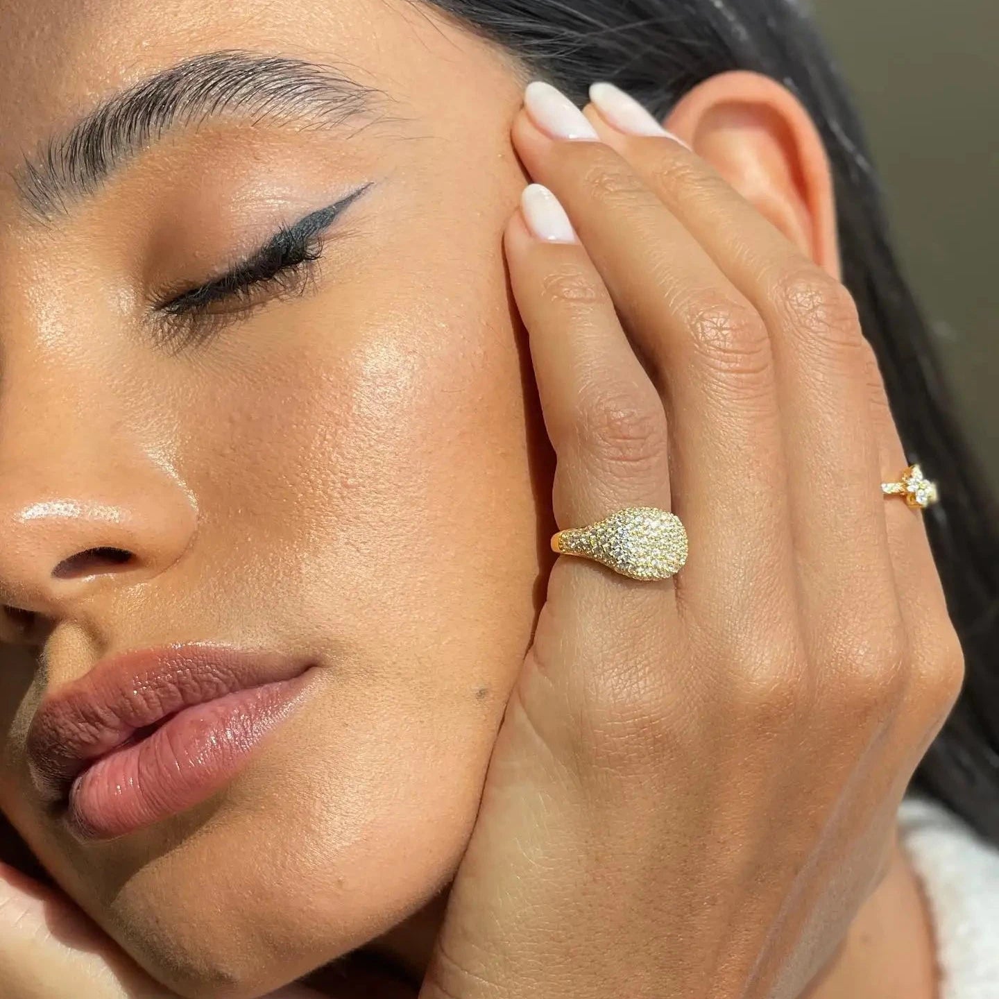 Bague femme Thémis en acier inoxydable doré, bijou ajustable et raffiné avec brillants scintillants, portée pour un style élégant et lumineux.