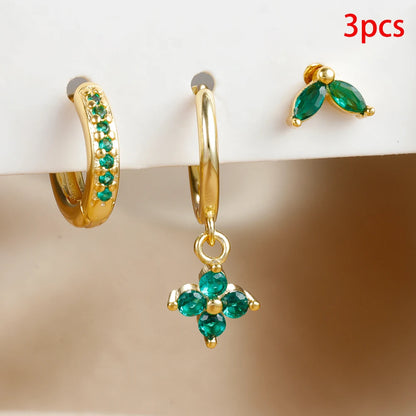 Paire de boucles d’oreilles Cléophée dorées avec strass verts, alliant modernité et éclat subtil.