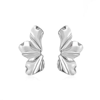 Boucles d’oreilles Calissa argentées, bijou raffiné et structuré, idéal pour une touche d’élégance intemporelle.