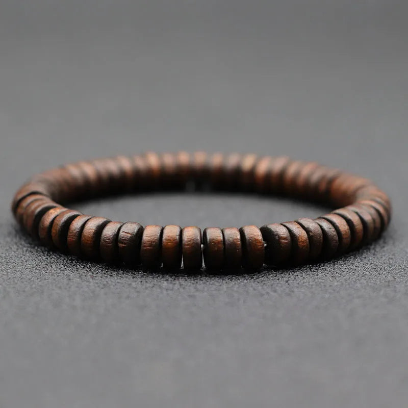 Bracelet homme Éthos en bois marron, bijou au charme naturel et raffiné, parfait pour un style casual ou élégant.