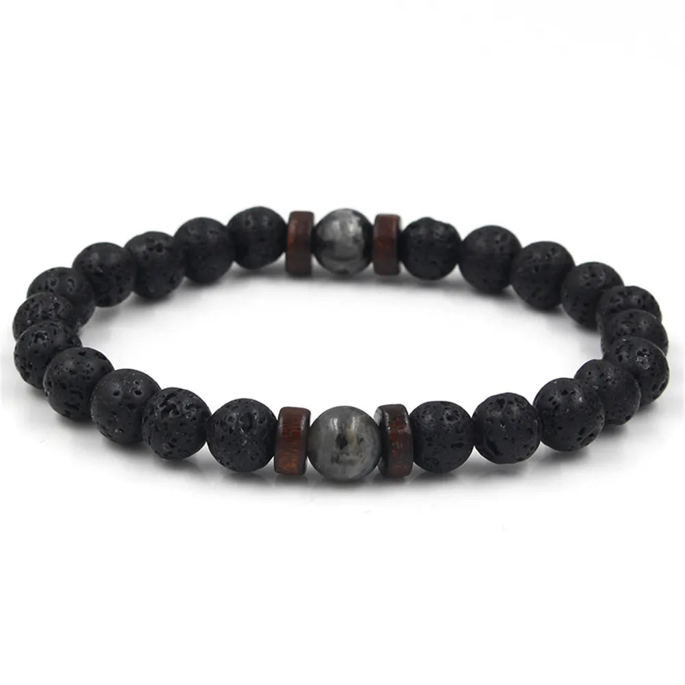 Zoom sur le bracelet Prométhée, mettant en valeur la texture unique des perles de lave et leur aspect brut.