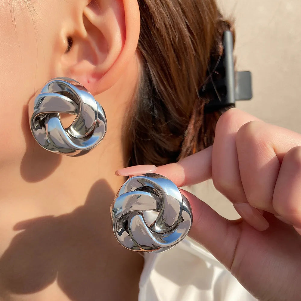 Boucles d’oreilles Arctia argentées, accessoire statement au design structuré et volumineux, idéal pour une touche sophistiquée.