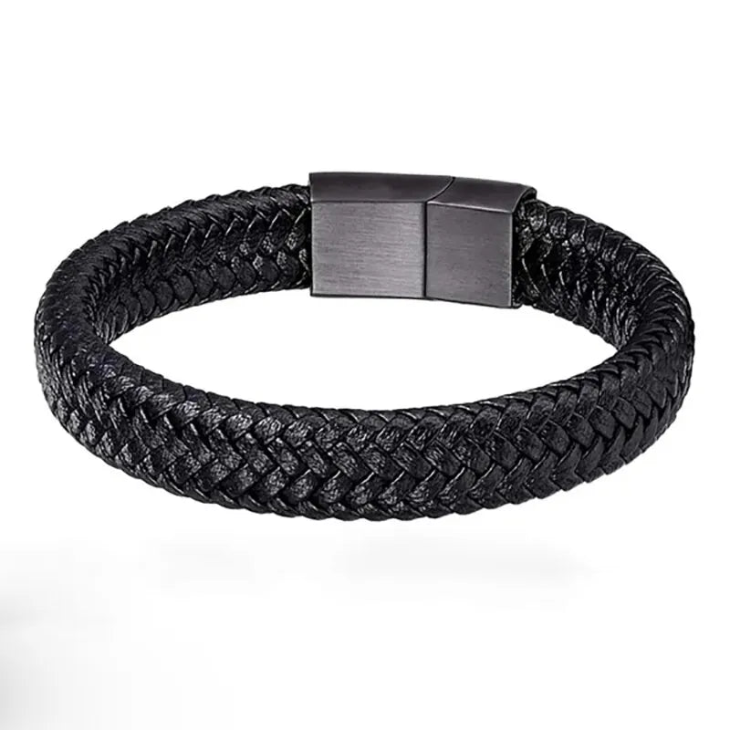 Zoom sur le fermoir noir du bracelet Harès, révélant son design robuste et discret.