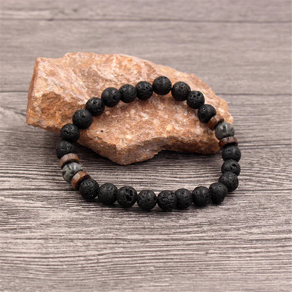 Bracelet homme Prométhée en pierre de lave noire, accessoire masculin raffiné et énergique.