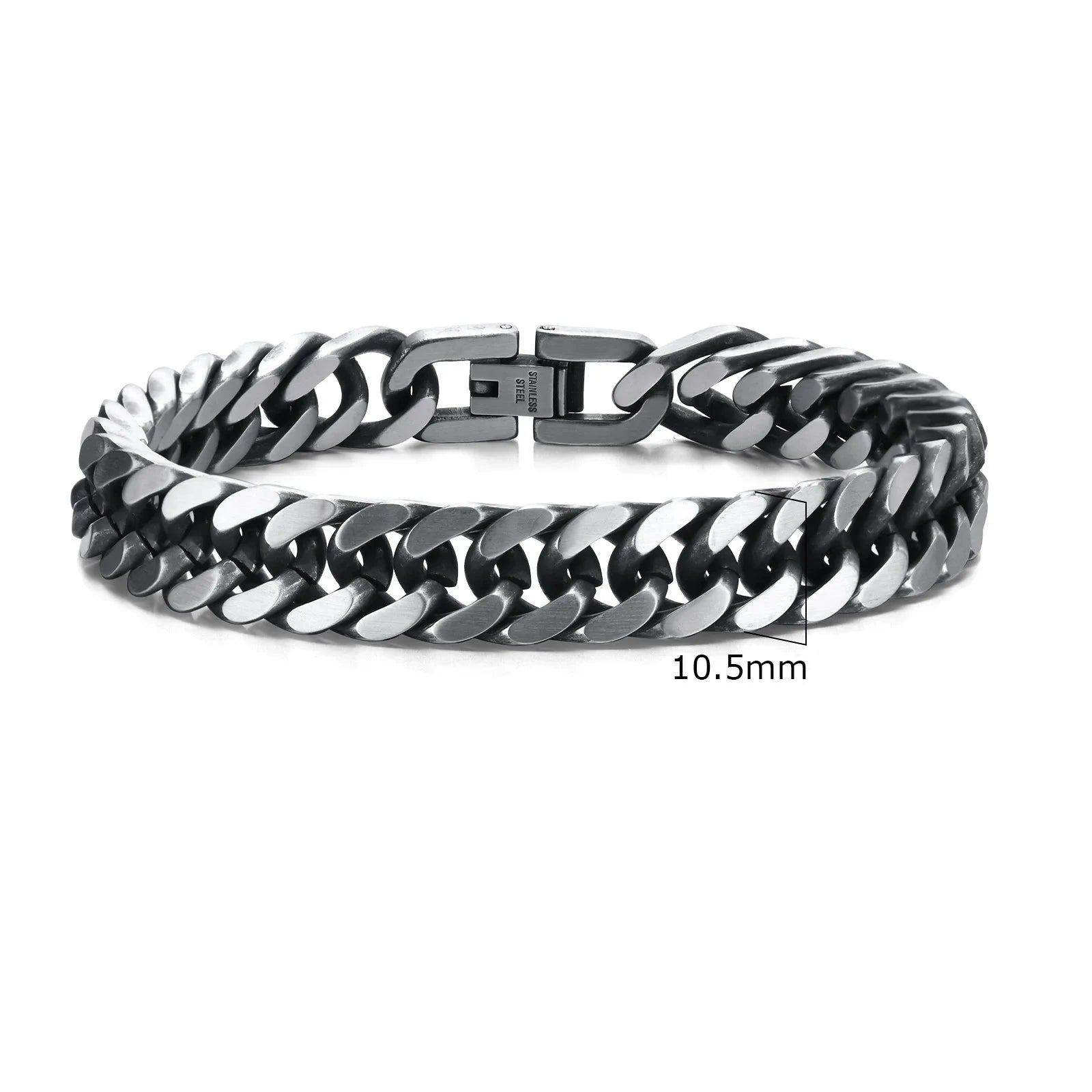 Zoom sur la maille gourmette du bracelet Thanatos en acier inoxydable argenté mat, mettant en valeur sa finition moderne.