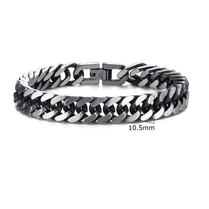 Zoom sur la maille gourmette du bracelet Thanatos en acier inoxydable argenté mat, mettant en valeur sa finition moderne.