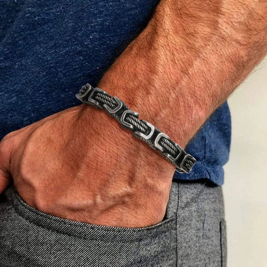 Bracelet homme Orion argenté mat en acier inoxydable, au design épuré et minimaliste, porté pour un look moderne et raffiné.