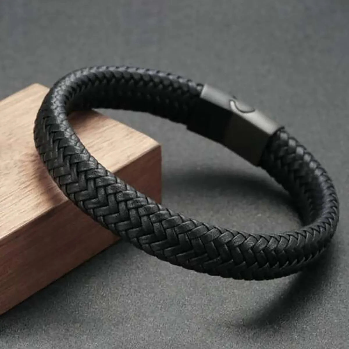 Bracelet homme Harès en cuir noir tressé, accessoire masculin intemporel et élégant.