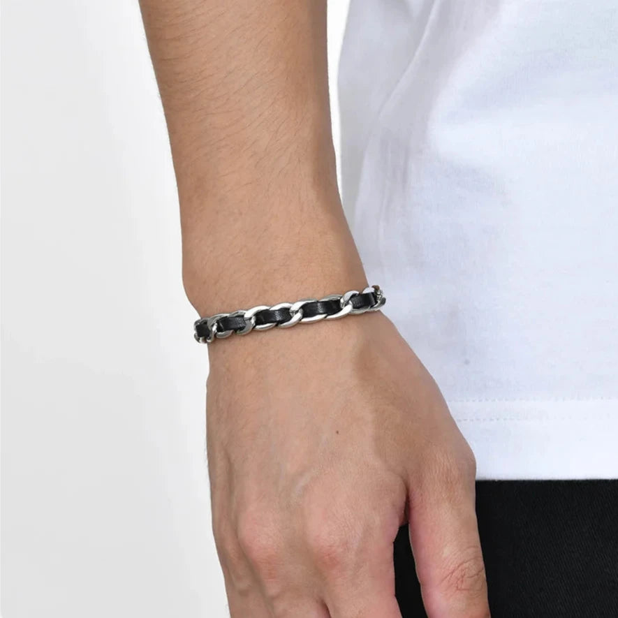 Bracelet Éole en acier argenté et cuir tressé, bijou raffiné et moderne pour un look affirmé.