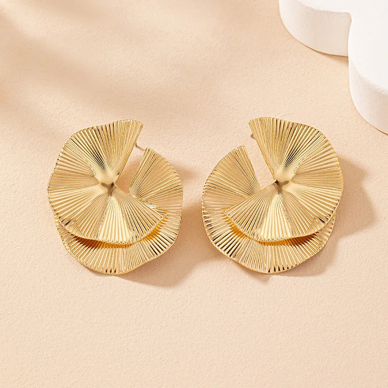 Boucles d’oreilles Mnémé en acier inoxydable doré, bijou unique au design floral et élégant.