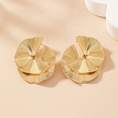 Boucles d’oreilles Mnémé en acier inoxydable doré, bijou unique au design floral et élégant.