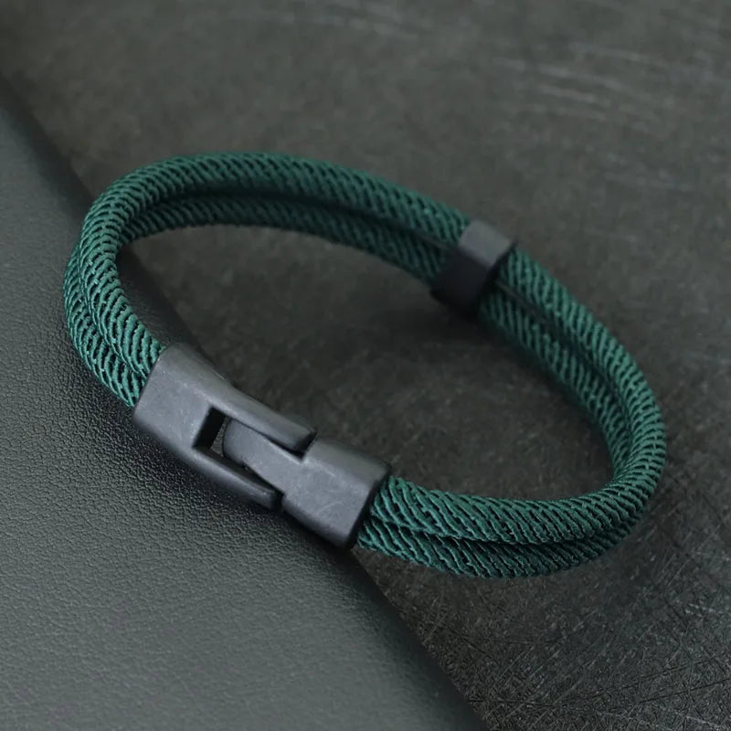Bracelet homme Atlas en corde verte, accessoire robuste et élégant au design épuré.