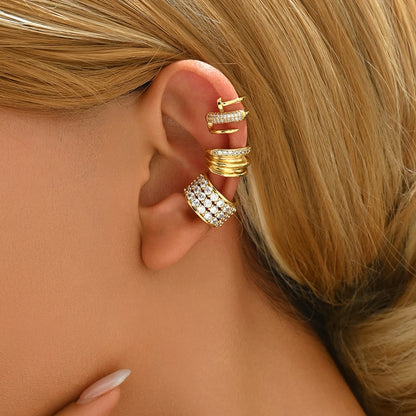 Lot de 3 boucles d’oreilles ear cuff dorées en acier inoxydable porté par une femme – élégance moderne et scintillante.