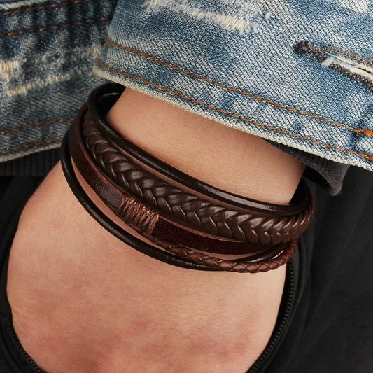Bracelet homme Héraclès en cuir marron, composé de cinq lanières et d’un fermoir magnétique en acier inoxydable, porté pour un style affirmé.