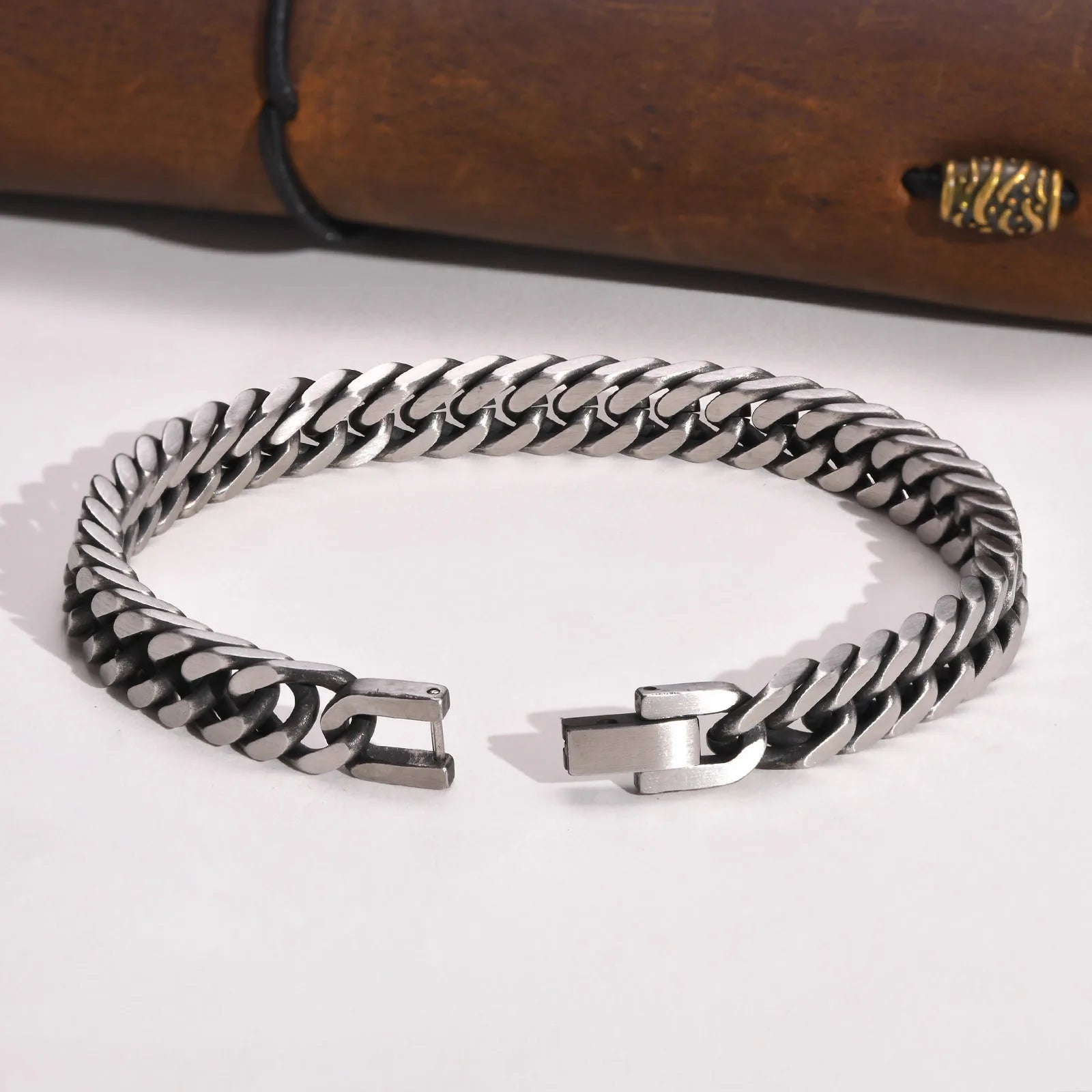 Bracelet Thanatos en acier inoxydable argenté, accessoire sobre et sophistiqué pour un look affirmé.