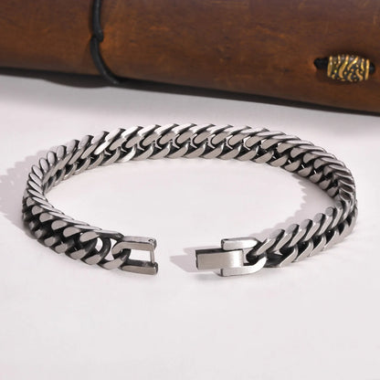 Bracelet Thanatos en acier inoxydable argenté, accessoire sobre et sophistiqué pour un look affirmé.