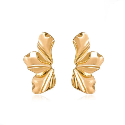 Boucles d’oreilles Calissa dorées, accessoire féminin et structuré en acier inoxydable pour une touche sophistiquée.