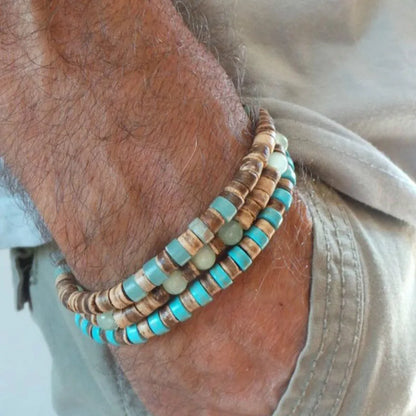 Trio de bracelets homme Déméter en pierre naturelle marron et vert azur, portés ensemble pour un look authentique et raffiné.