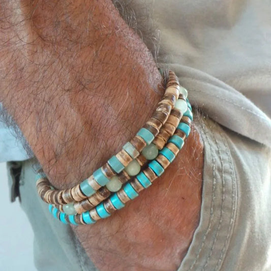 Trio de bracelets homme Déméter en pierre naturelle marron et vert azur, portés ensemble pour un look authentique et raffiné.