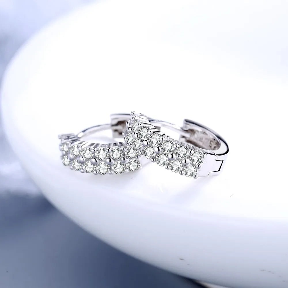 Boucles d’oreilles Amphissa en acier inoxydable argenté, anneaux modernes et sophistiqués pour un style chic au quotidien.