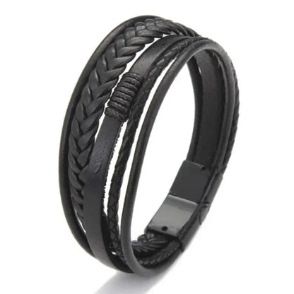 Bracelet homme Héraclès en cuir marron, bijou robuste et élégant au design travaillé avec détails tressés.